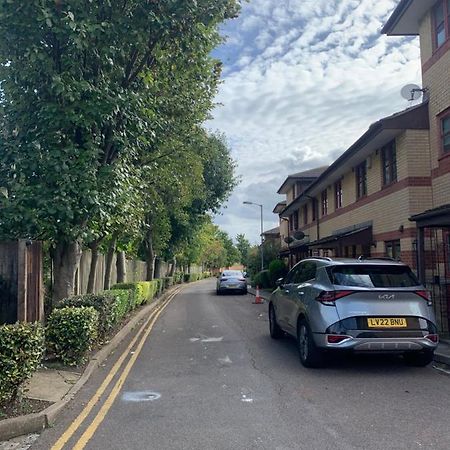 Large, Spacious 3 Bedroom Sleeps 6, Apartment For Contractors And Holidays In Lewisham, Greater London - 1 Free Parking Space & Free Wifi Екстериор снимка