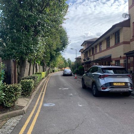 Large, Spacious 3 Bedroom Sleeps 6, Apartment For Contractors And Holidays In Lewisham, Greater London - 1 Free Parking Space & Free Wifi Екстериор снимка