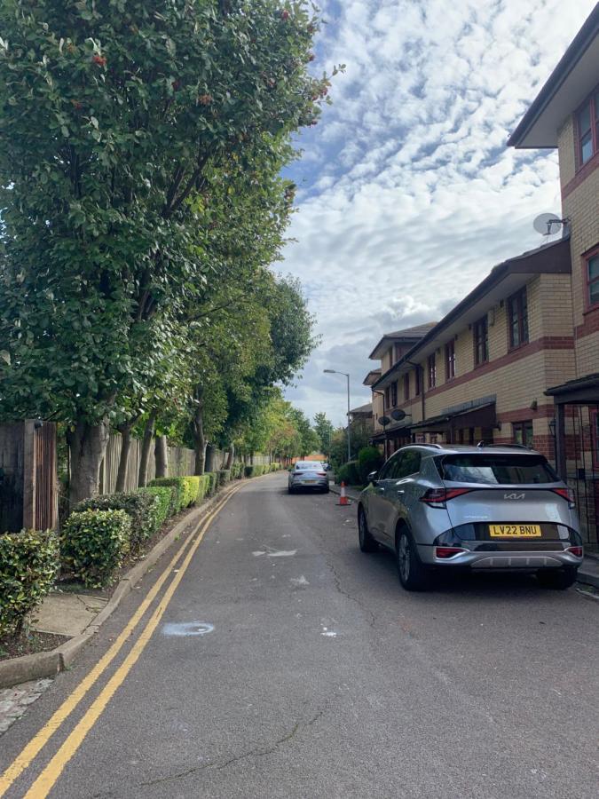 Large, Spacious 3 Bedroom Sleeps 6, Apartment For Contractors And Holidays In Lewisham, Greater London - 1 Free Parking Space & Free Wifi Екстериор снимка