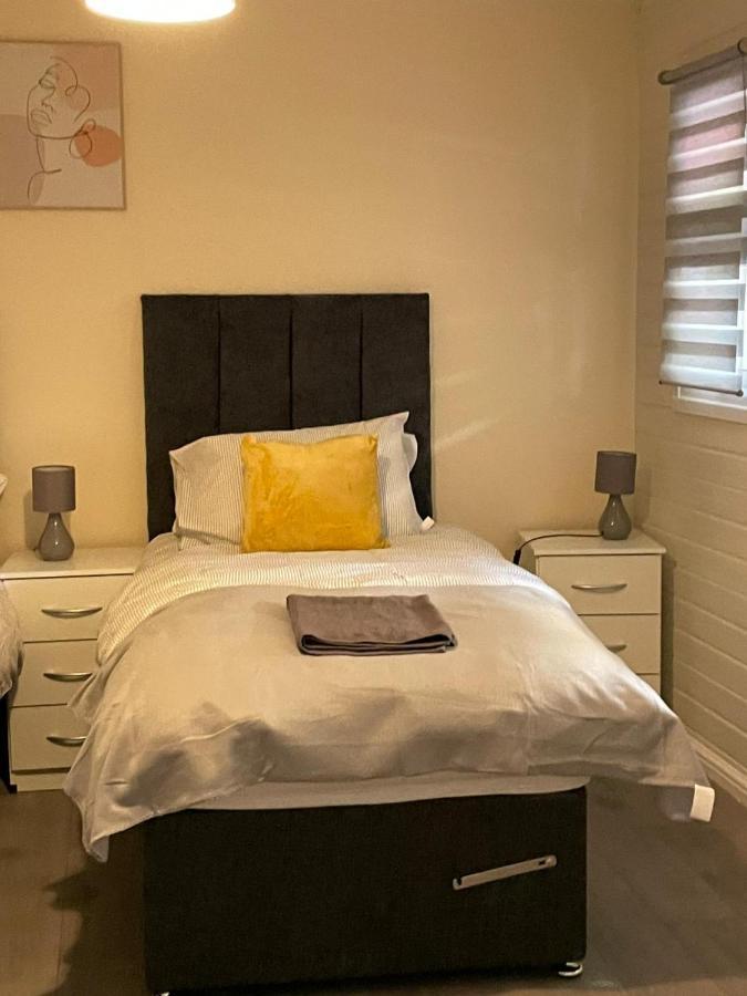 Large, Spacious 3 Bedroom Sleeps 6, Apartment For Contractors And Holidays In Lewisham, Greater London - 1 Free Parking Space & Free Wifi Екстериор снимка