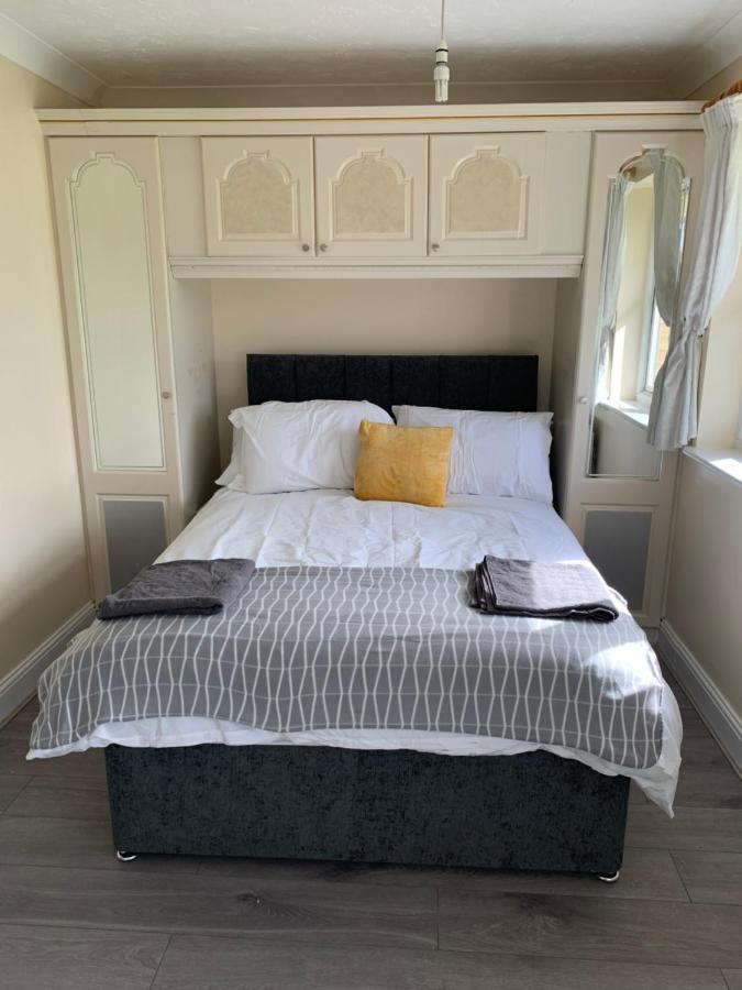 Large, Spacious 3 Bedroom Sleeps 6, Apartment For Contractors And Holidays In Lewisham, Greater London - 1 Free Parking Space & Free Wifi Екстериор снимка
