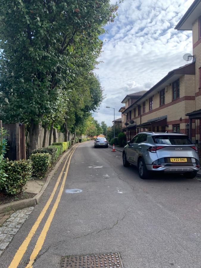 Large, Spacious 3 Bedroom Sleeps 6, Apartment For Contractors And Holidays In Lewisham, Greater London - 1 Free Parking Space & Free Wifi Екстериор снимка