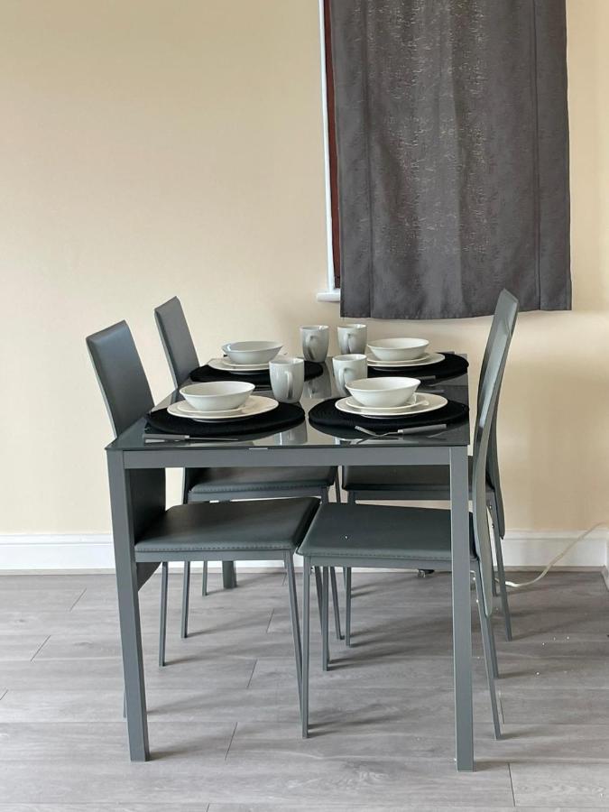 Large, Spacious 3 Bedroom Sleeps 6, Apartment For Contractors And Holidays In Lewisham, Greater London - 1 Free Parking Space & Free Wifi Екстериор снимка